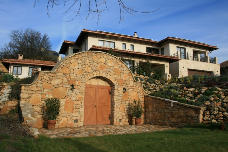 borospince bejárat, családi ház mellett