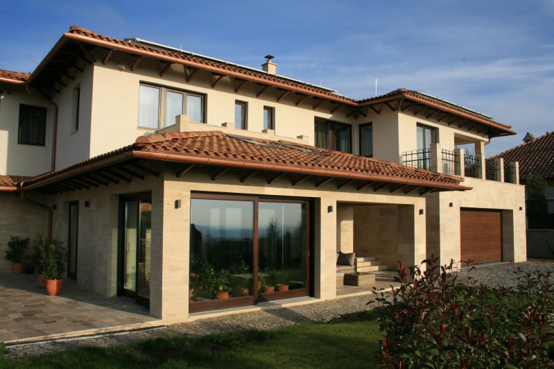 világos tornác, ajtóval