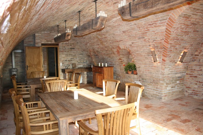 családi ház, borospince étkező