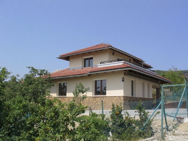 többszintes modern sátortetős családi ház