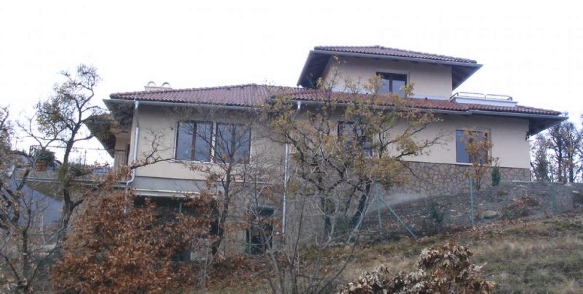 domboldalra épített nagy családi ház