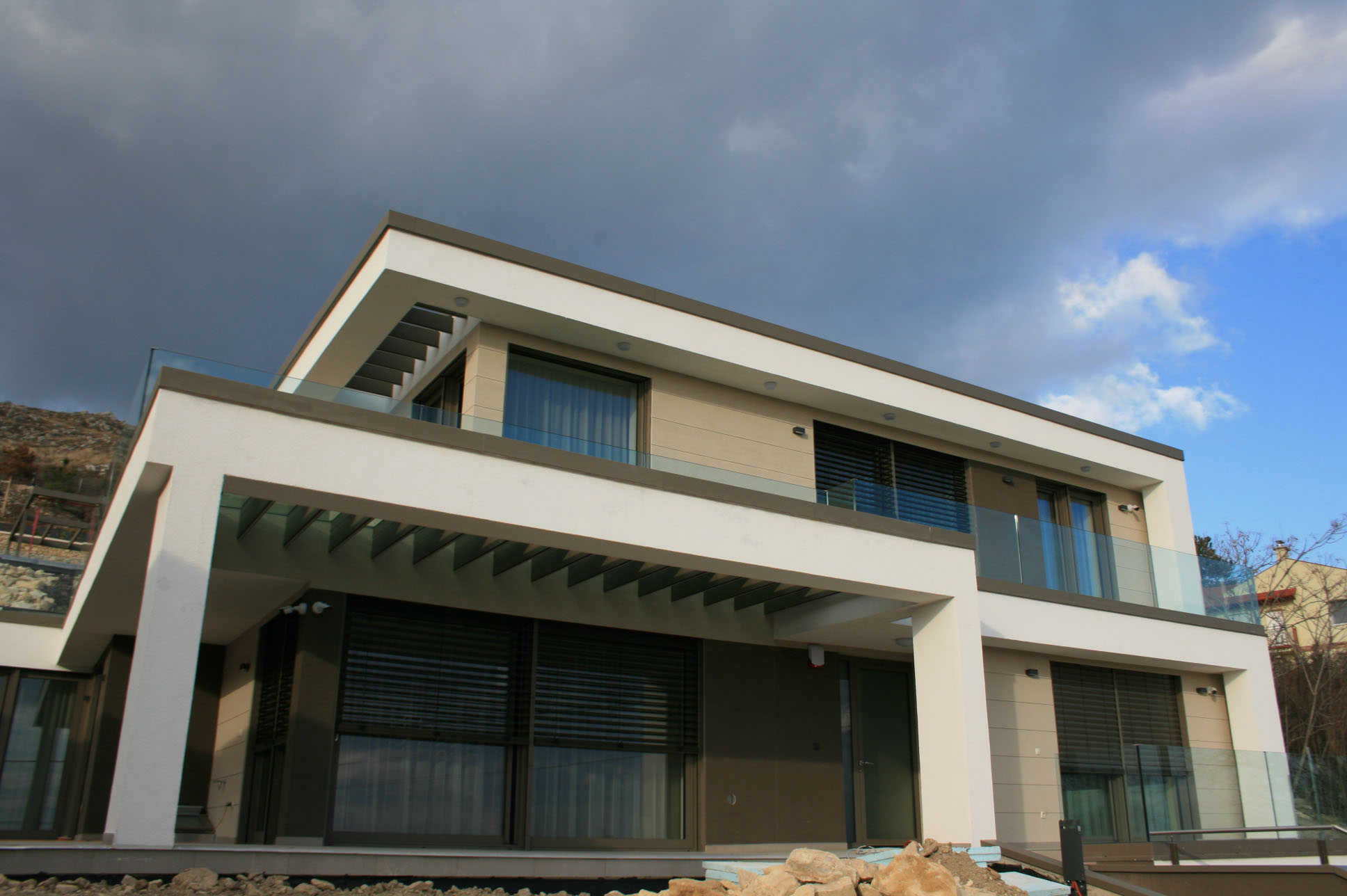 villa front bal oldalról