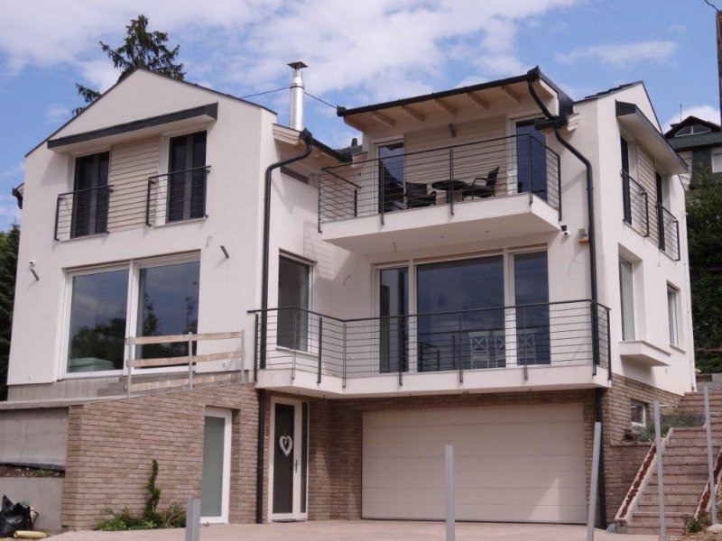 világos, többszintes családi ház budaörsön