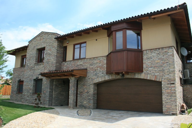 kétszinted mediterrán stílusú családi ház