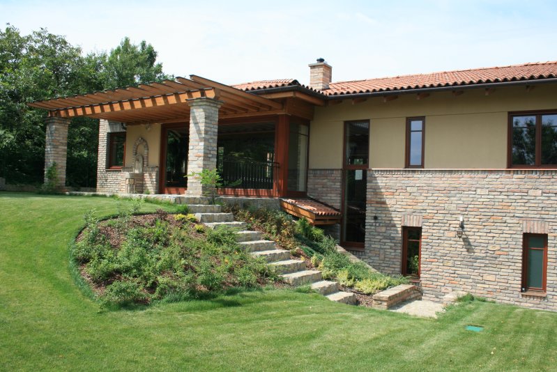 oldalsó lépcső virágágyással