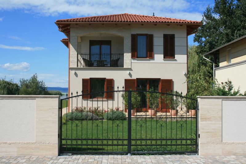 kétszintes, mediterrán stílusú balatoni nyaraló