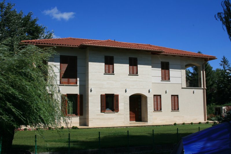 kétszintes családi ház udvar, kert