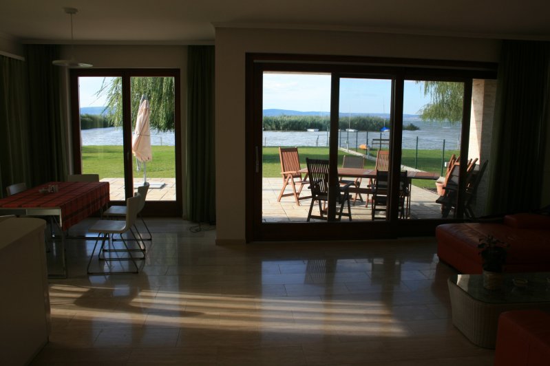 vízparti családi ház, terasz, étkező