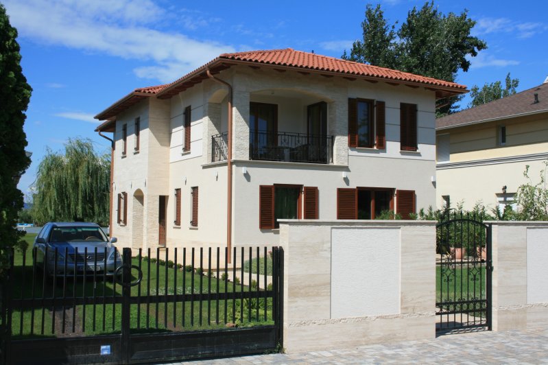 mediterrán vízparti többszintes nyaraló, családi ház