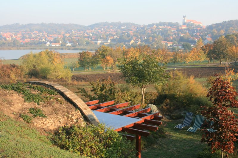 tihanyi energiatudatzos nyaraló borospincével