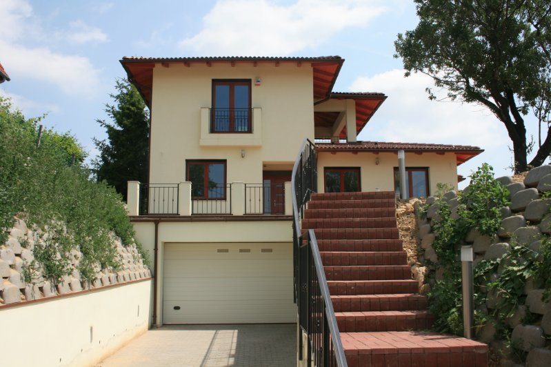 többszintes modern családi ház garázzsal