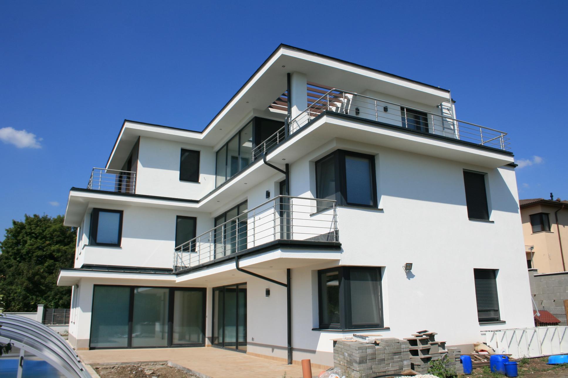 háromszintes társasház, egyedi építészeti tervezés