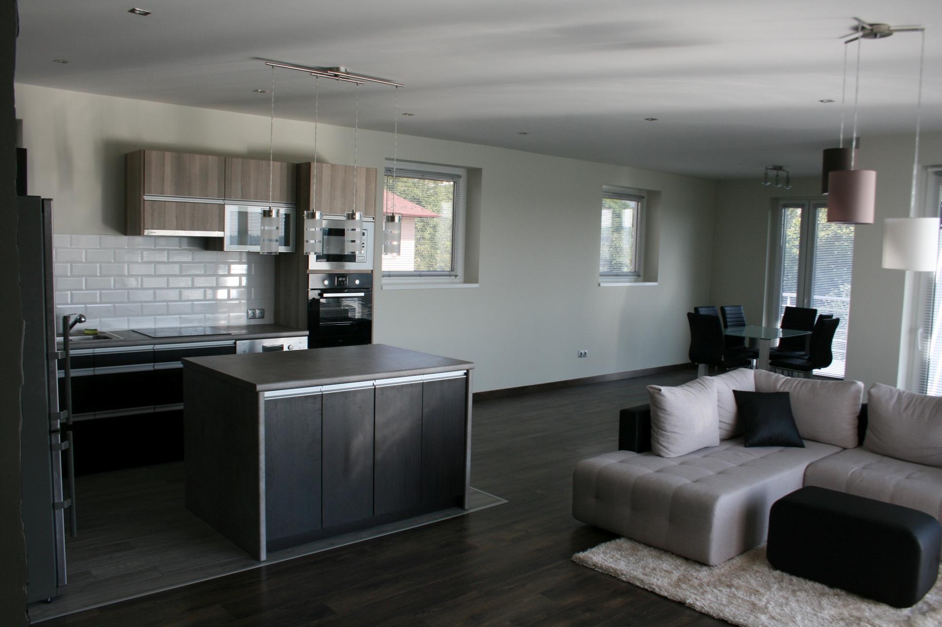 modern beltér: konyha, nappali, étkező