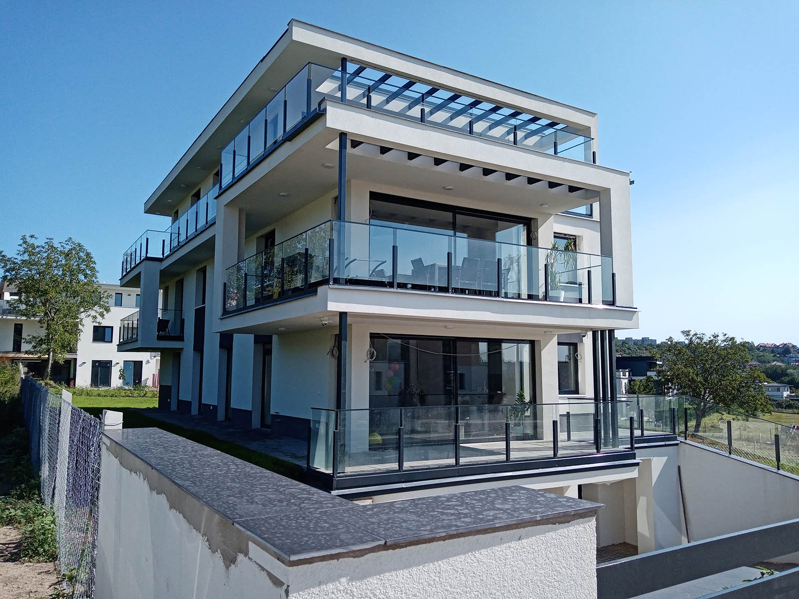 modern minimál társasház