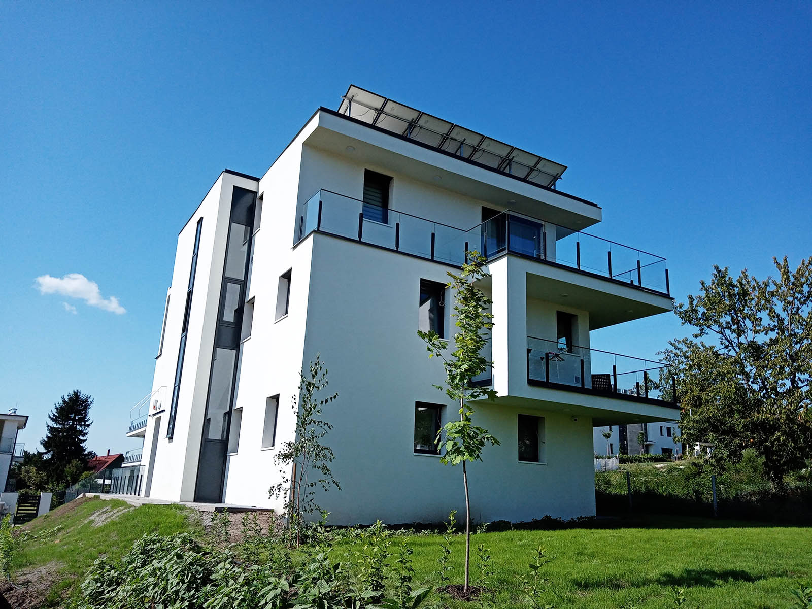 letisztult minimál társasház